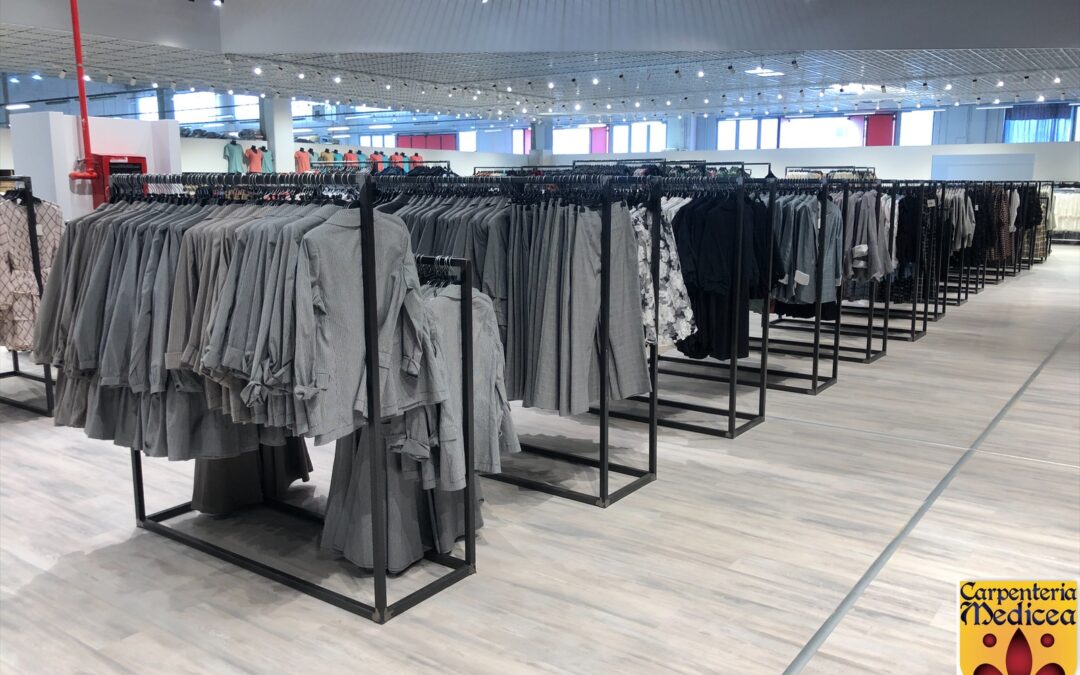 Stand per appenderia in ferro: la scelta di chi vuole un negozio con carattere